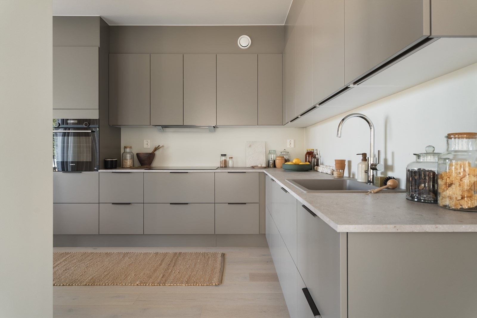 HTH leverer moderne kjøkkenløsninger med et strømlinjeformet og rent uttrykk Galleribilde