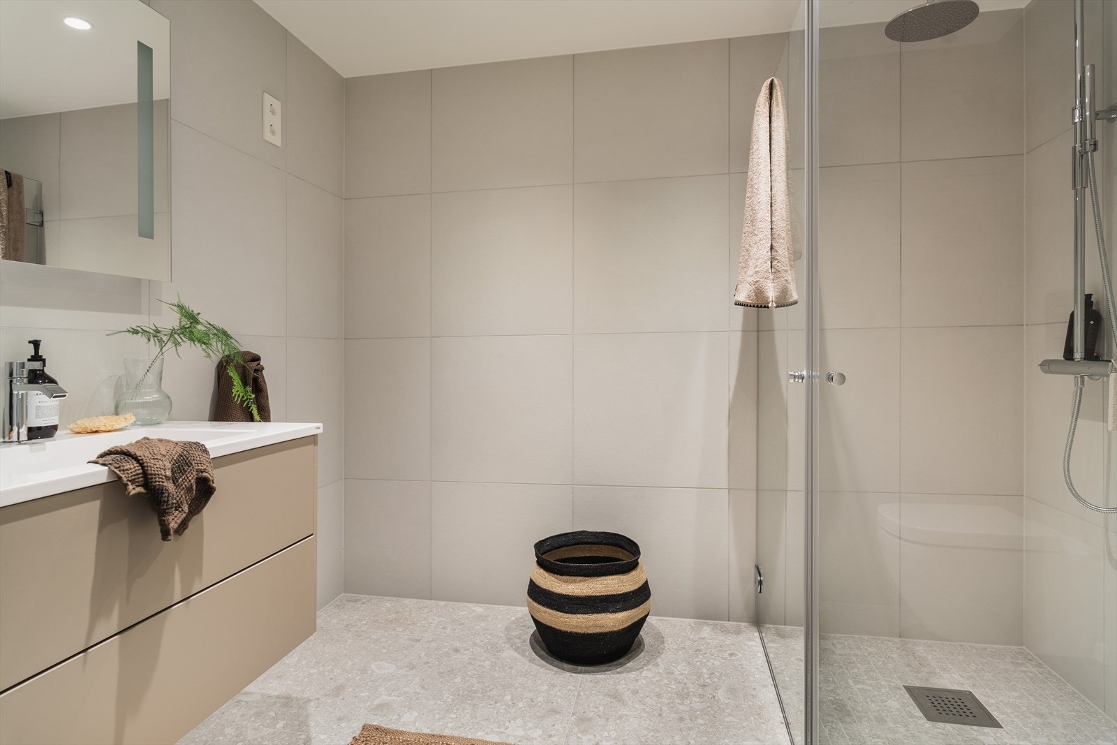 Det leveres delikate flislagte baderom med et moderne og lyst uttrykk Galleribilde