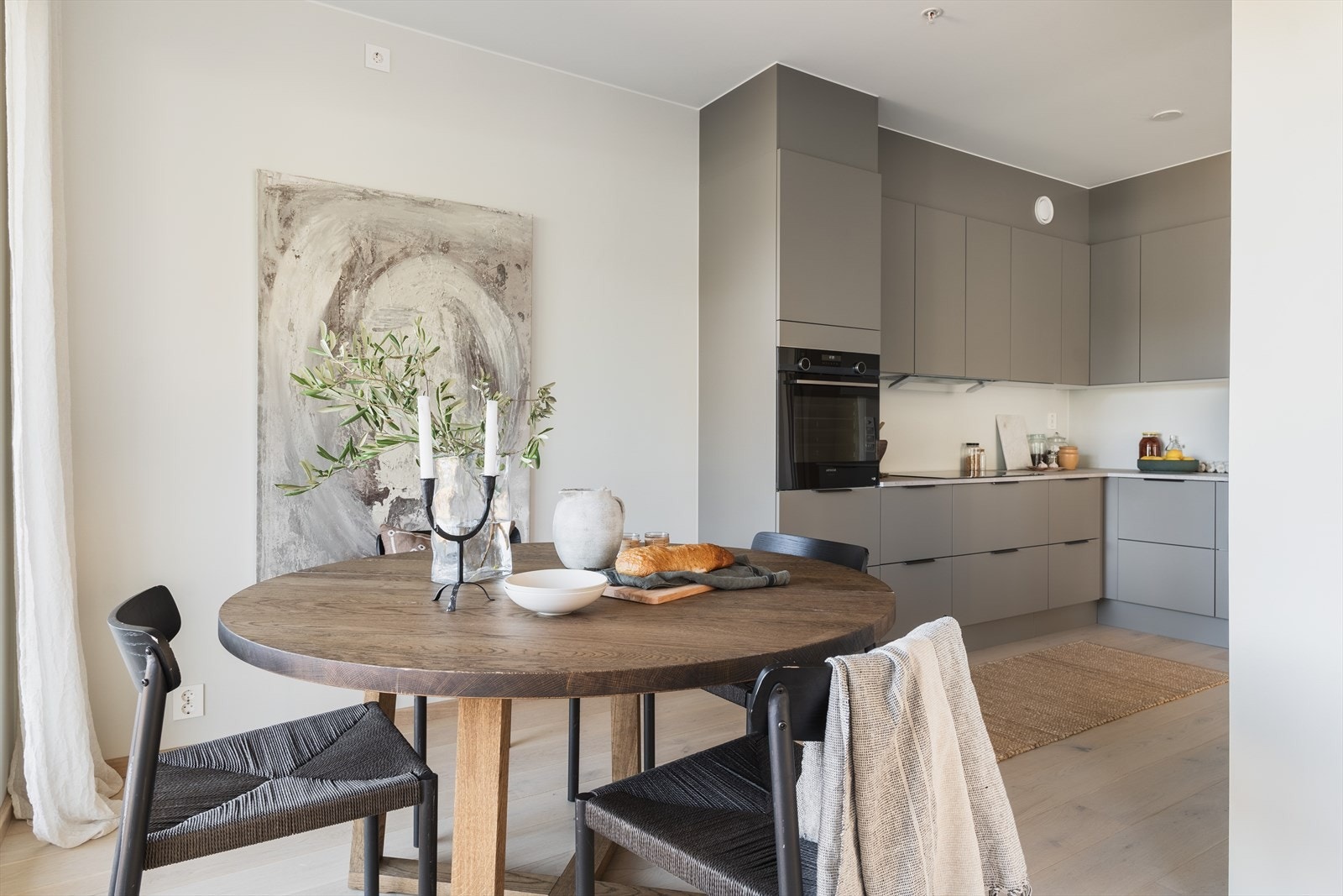 De integrerte hvitevarene fra Siemens sikrer optimal ytelse og stil, og inkluderer induksjonstopp, komfyr med pyrolyse og oppvaskmaskin Galleribilde