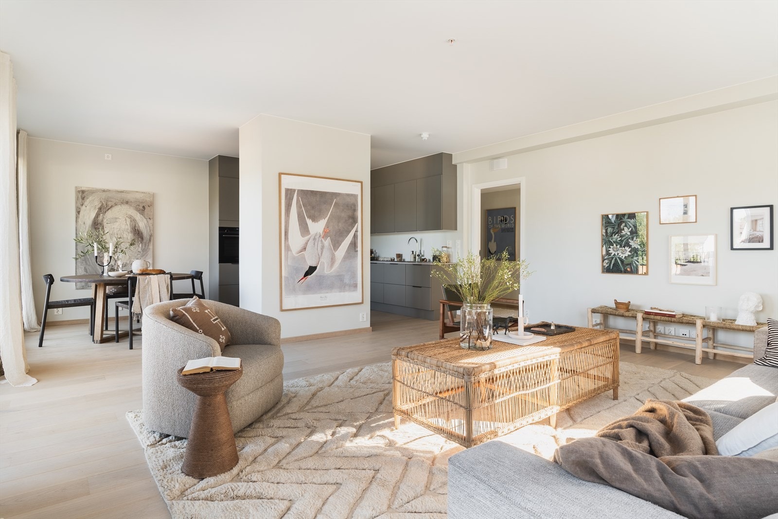 Flott planløsning med naturlig skille mellom kjøkkeninnredning og stue Galleribilde