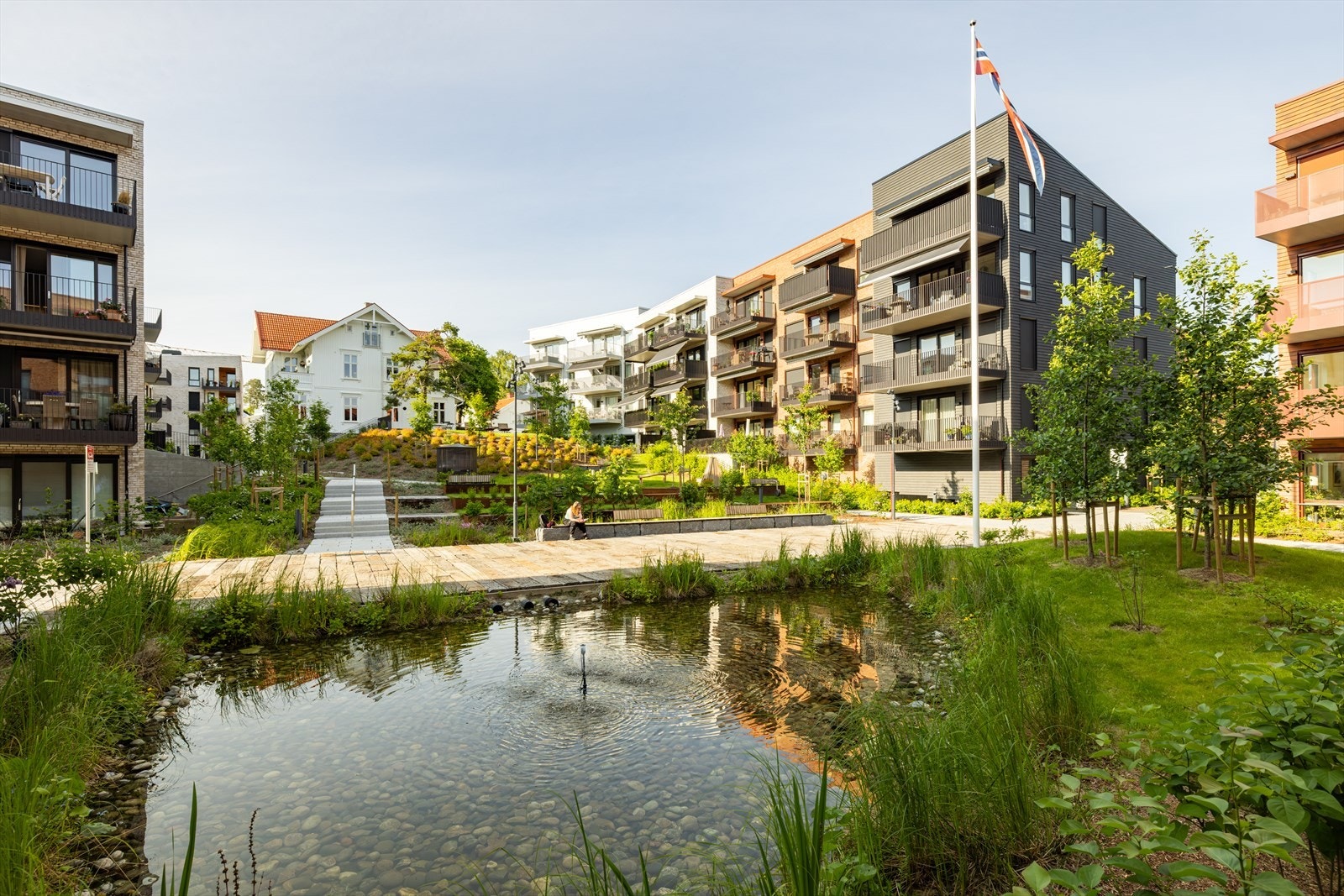 Poppelhagen har et svært flott og parkmessig opparbeidet fellesareal - Den bevaringsverdige hagevillaen har innholdsrike fellesrom kun for deg som bor i Poppelhagen Galleribilde