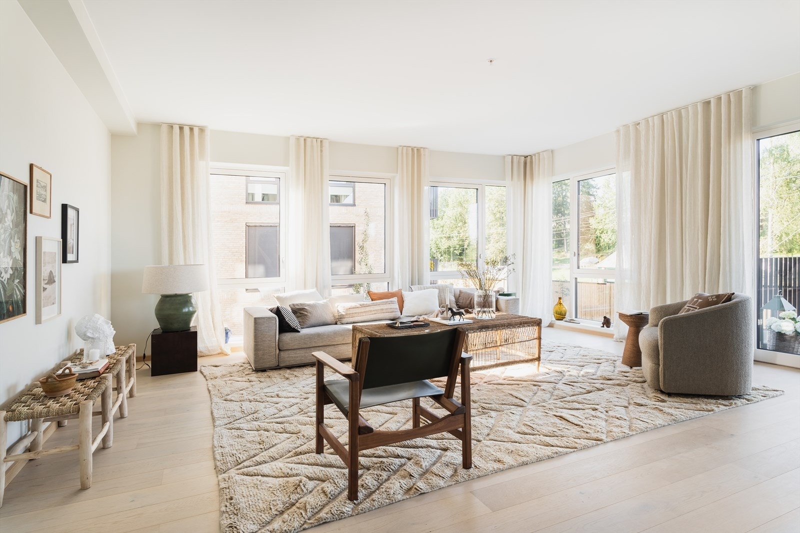 Lyst og luftig oppholdsrom med stue og kjøkken i delvis åpen løsning Galleribilde