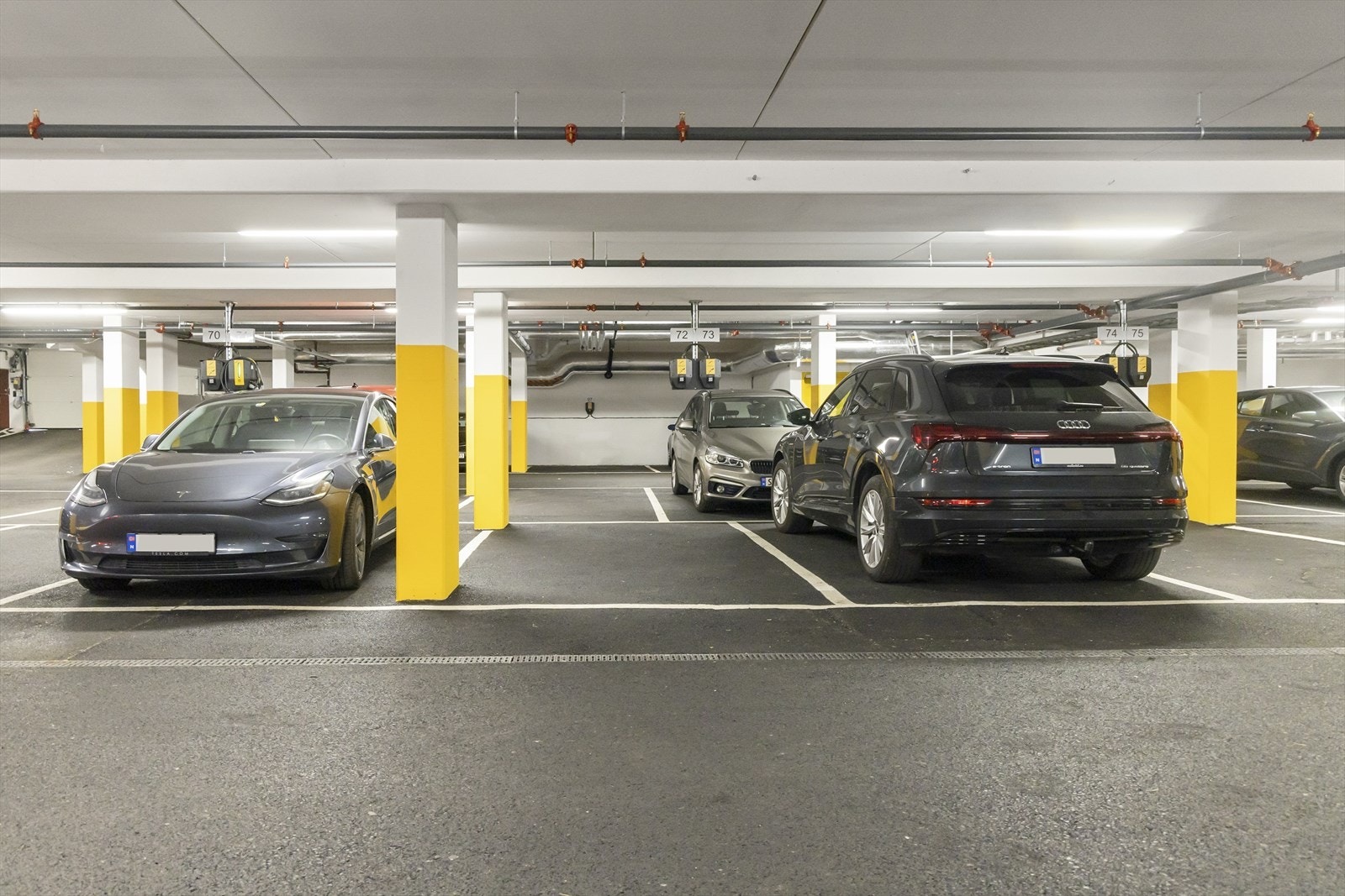 Stort underjordisk garasjeanlegg - Det er adkomst til alle oppganger i Poppelhagen (Bygg A, B og C) Galleribilde