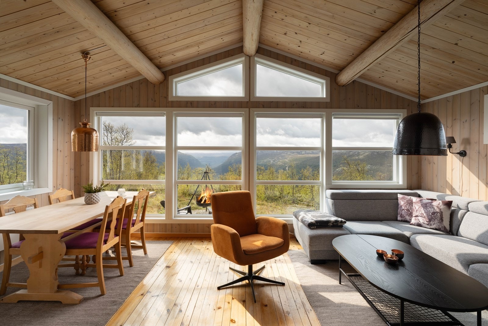 Stue med plass til sitte- og spisegruppe. Fantastisk utsikt over fjellheimen. Galleribilde