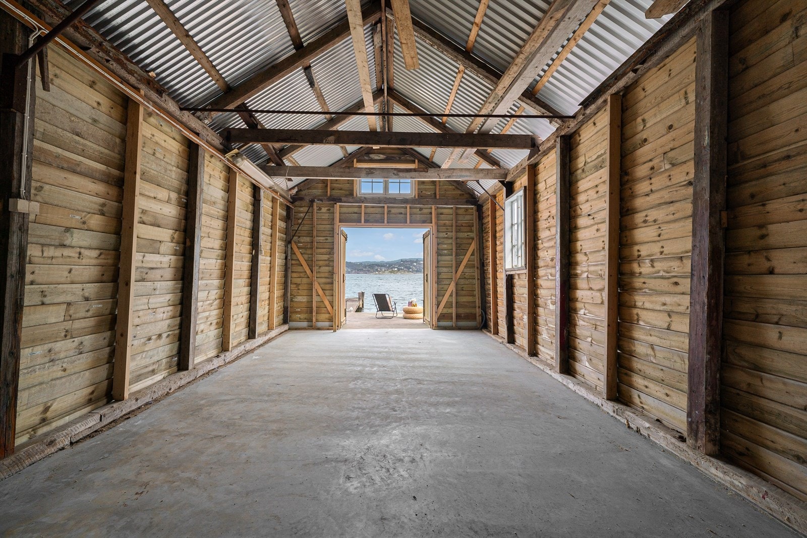 - Naustet er svært romslig og har god plass til båt og lagring av diverse redskap - Galleribilde