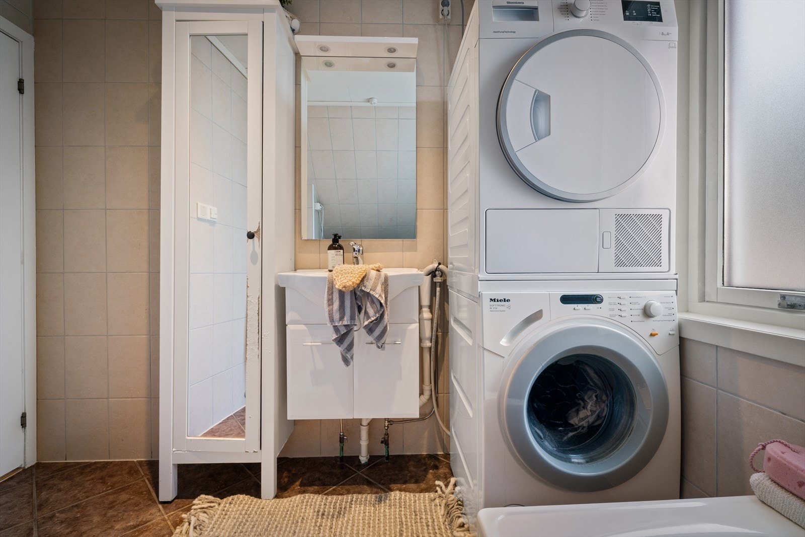 - Badet inneholder toalett, badekar, varmtvannsbereder, servant med underskap og opplegg for vaskemaskin - Galleribilde