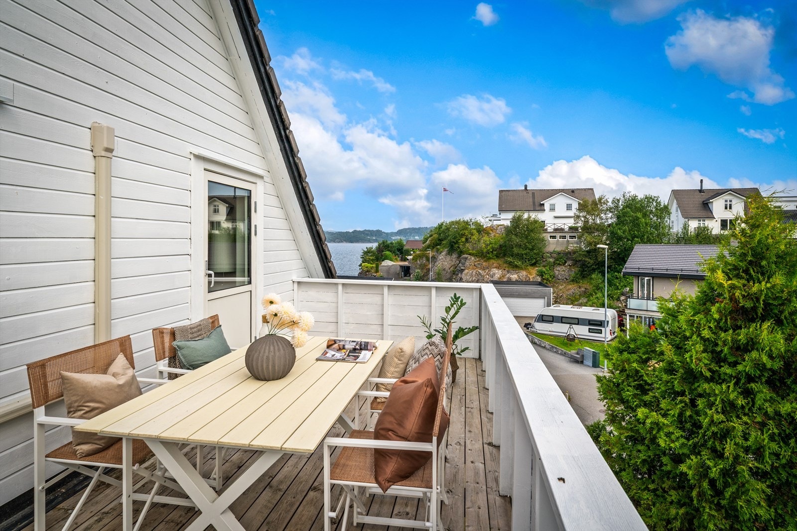 - Inviter venner og familie til hyggelige grillmiddager eller bare for å nyte solen og utsikten - Galleribilde