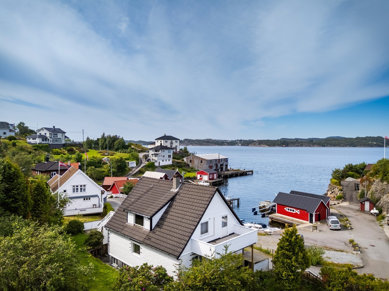 - Det medfølger et privat naust like utenfor boligen - Galleribilde