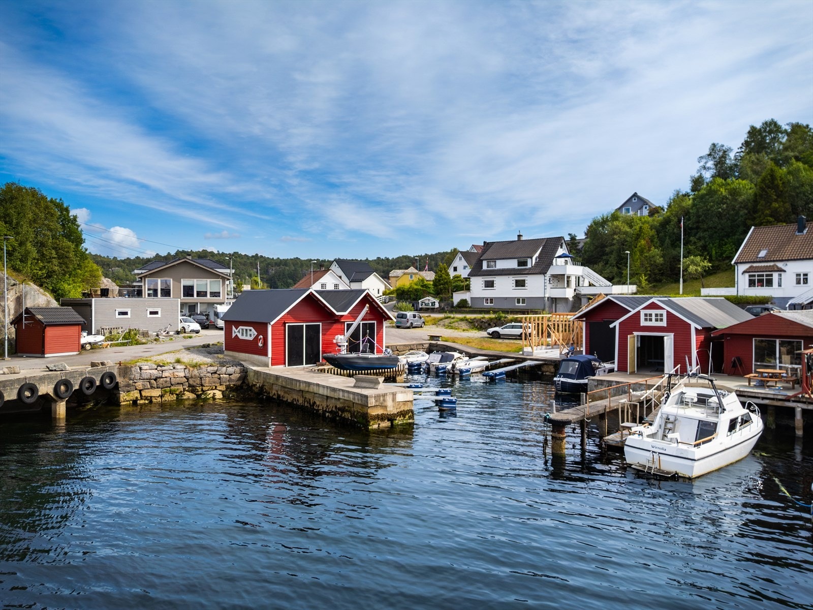 - Fra boligen har du gode bussforbindelser og båt fra Kleppestø kai - Galleribilde