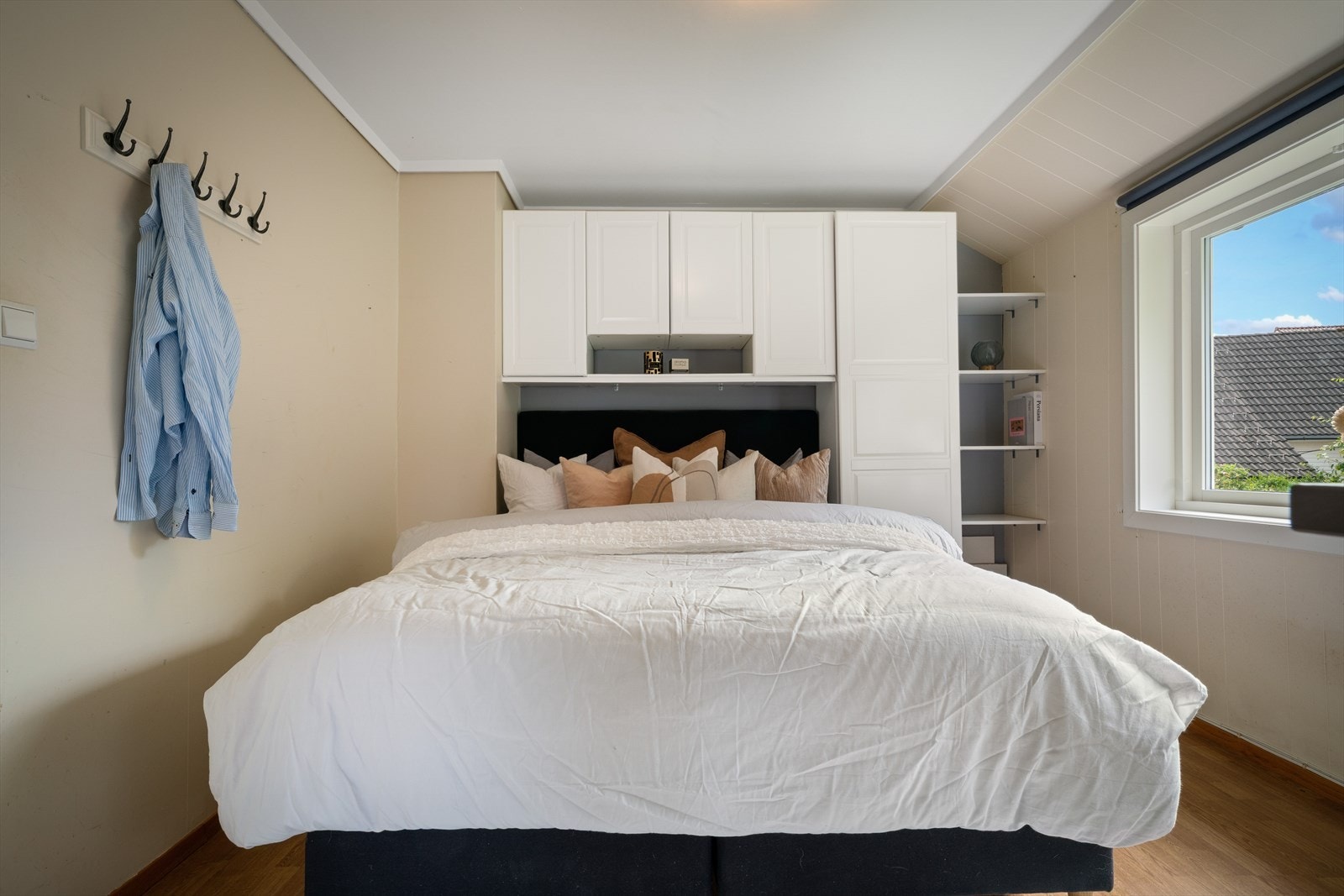 - Merk praktisk garderobeløsning som medfølger helt kostnadsfritt - Galleribilde