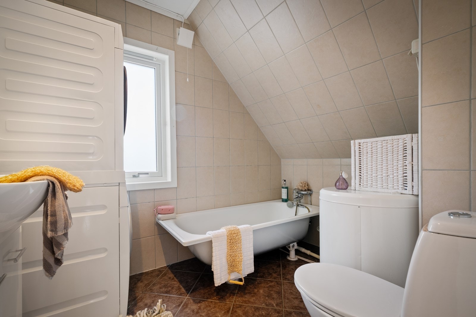 - Badet måler 4,9 m² og har behagelig gulvvarme - Galleribilde