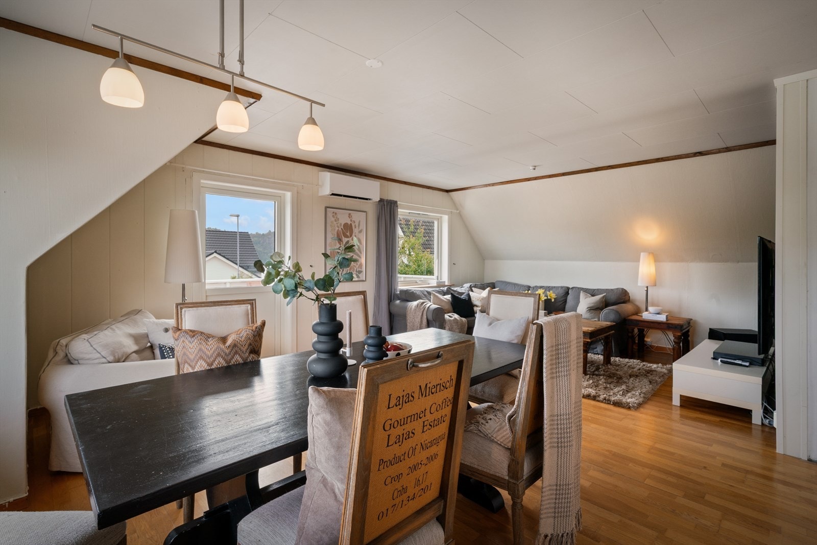 - I stuen har du god plass til spisebord og sofa i hver sin naturlige sone - Galleribilde