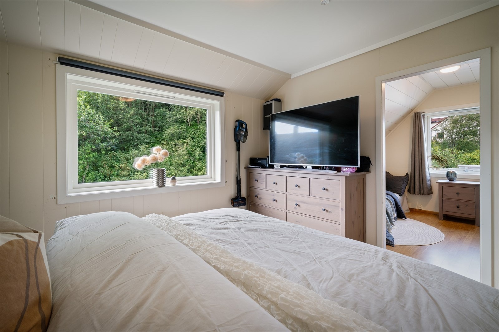 - Her har du god plass til dobbeltseng og øvrig møblement - Galleribilde