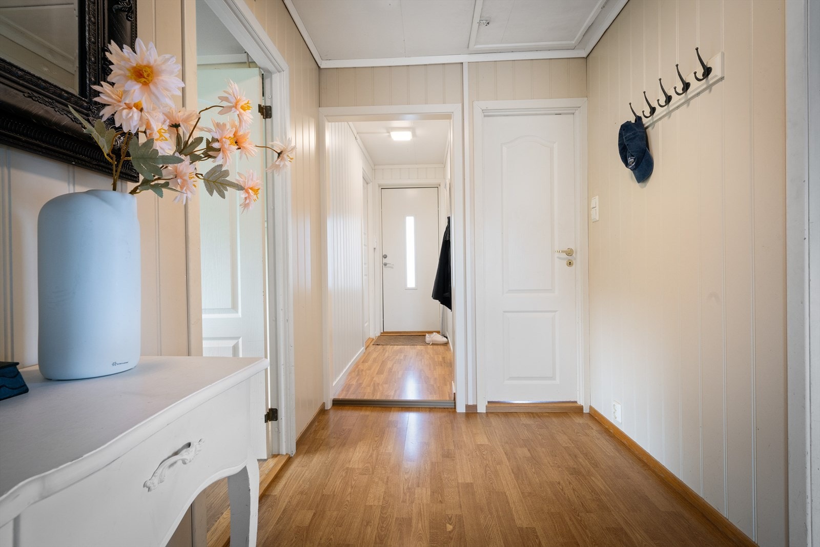 - Her har du rikelig med plass til å henge fra deg ytterjakker - Galleribilde