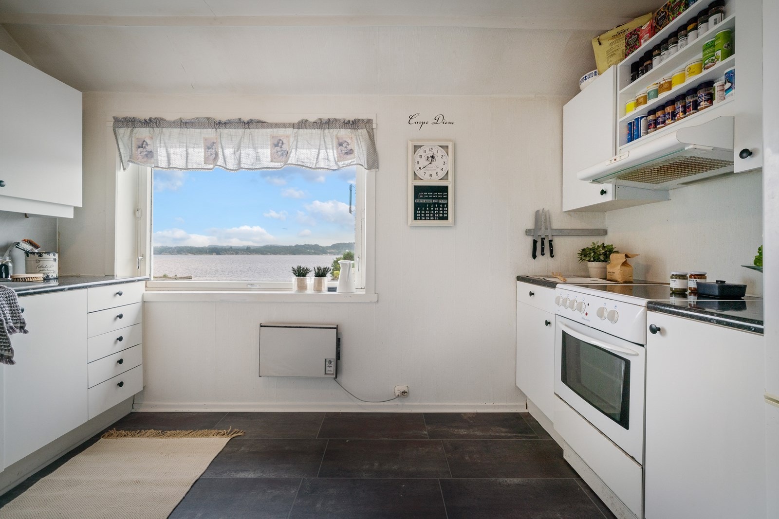 - Kjøkkenet har kjøkkeninnredning med slette fronter og benkeplate av laminat - Galleribilde