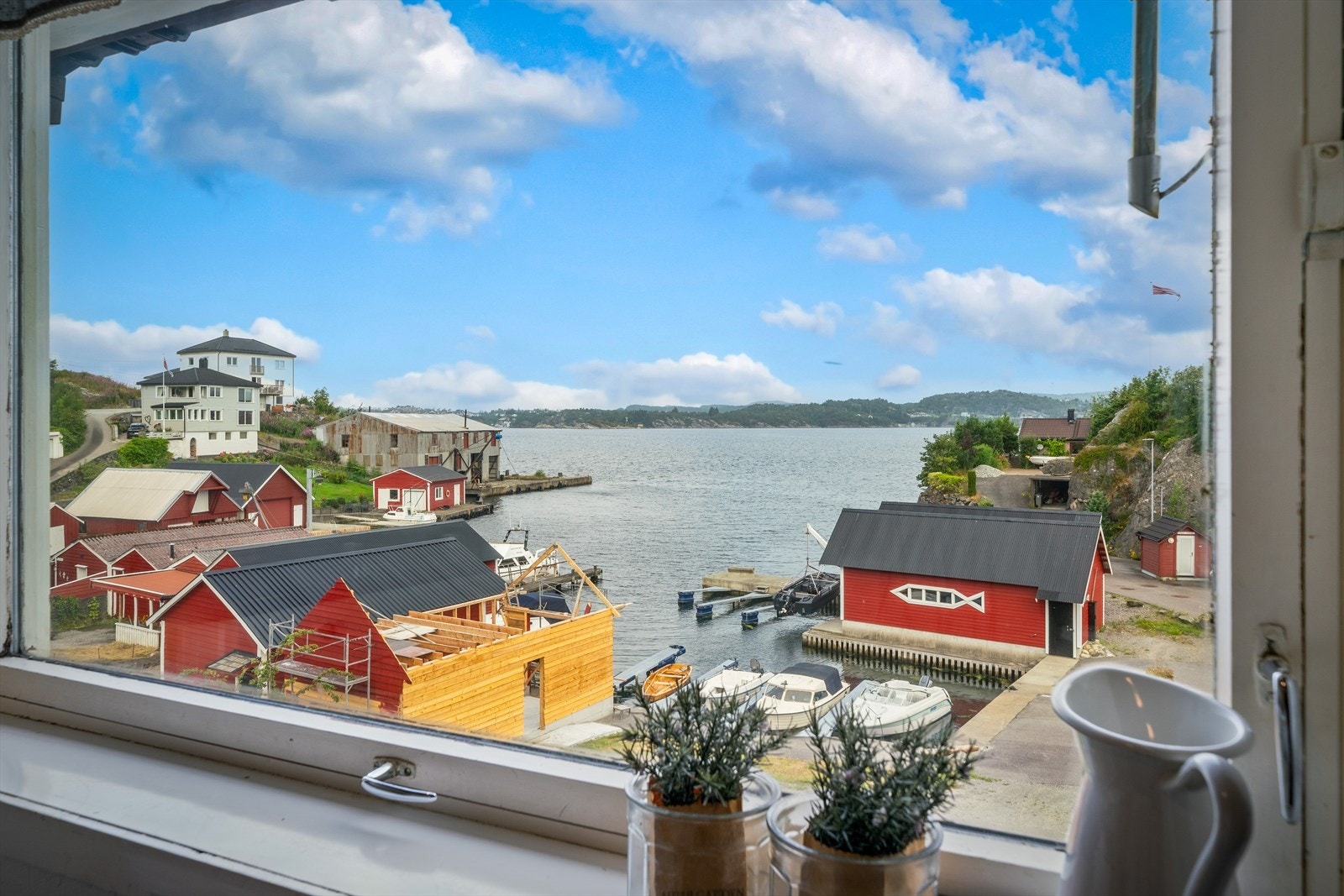 - Fra kjøkkenet kan den fantastiske sjøutsikten også nytes - Galleribilde