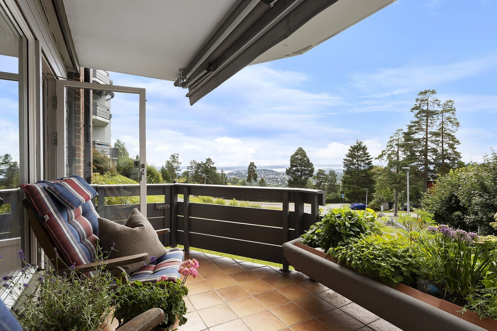 Markise er montert for solskjerming. Galleribilde