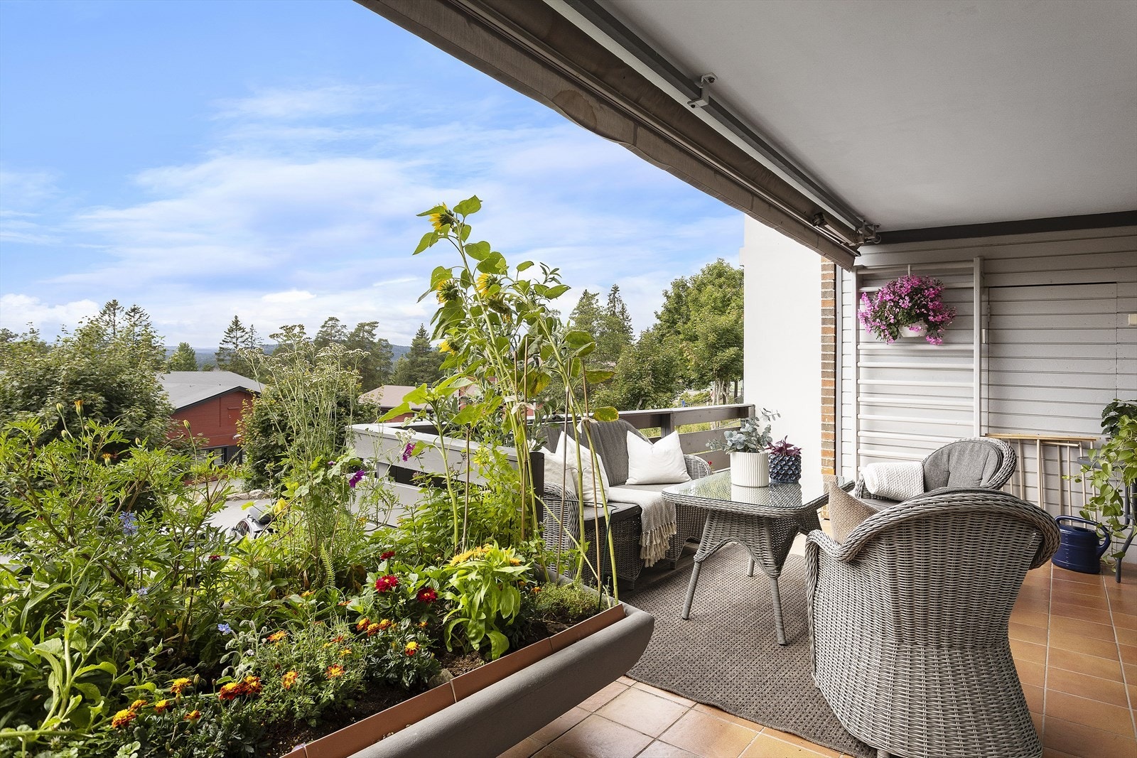 Sydvestvendt terrasse på ca. 24 kvm. Her får du svært gode solforhold fra ca. kl. 11 til solen går ned, ifølge selger. Galleribilde