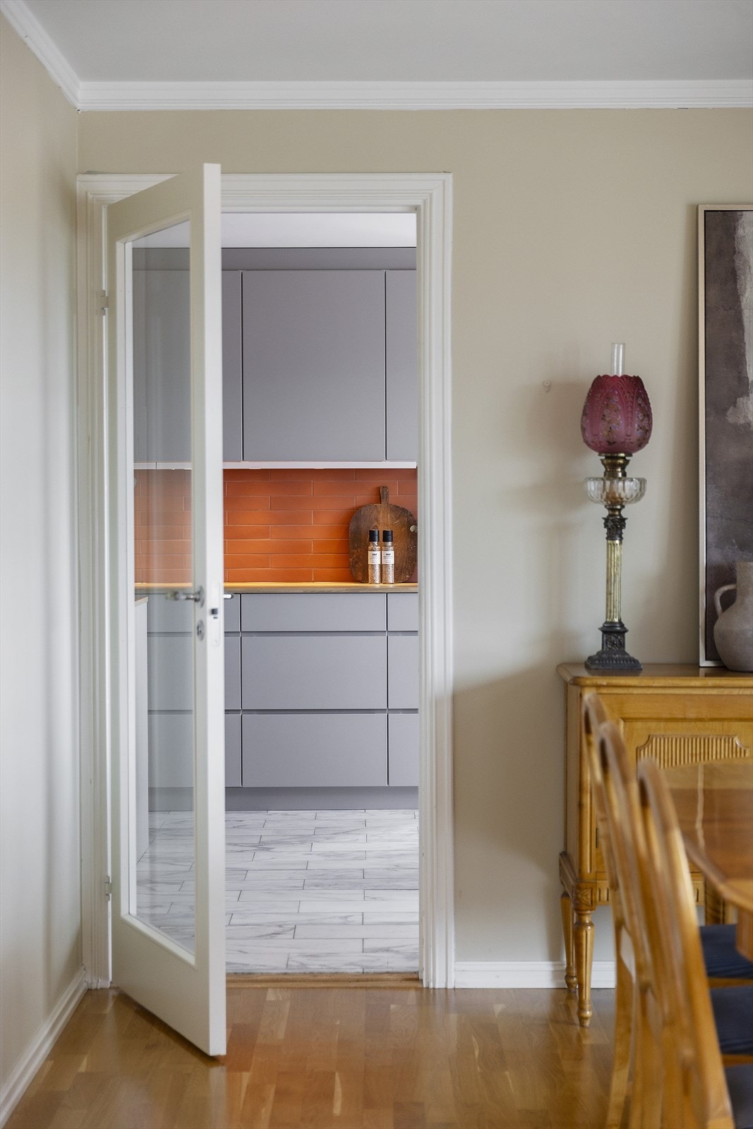 Kjøkkenet ligger i umiddelbar nærhet til stuen. Galleribilde