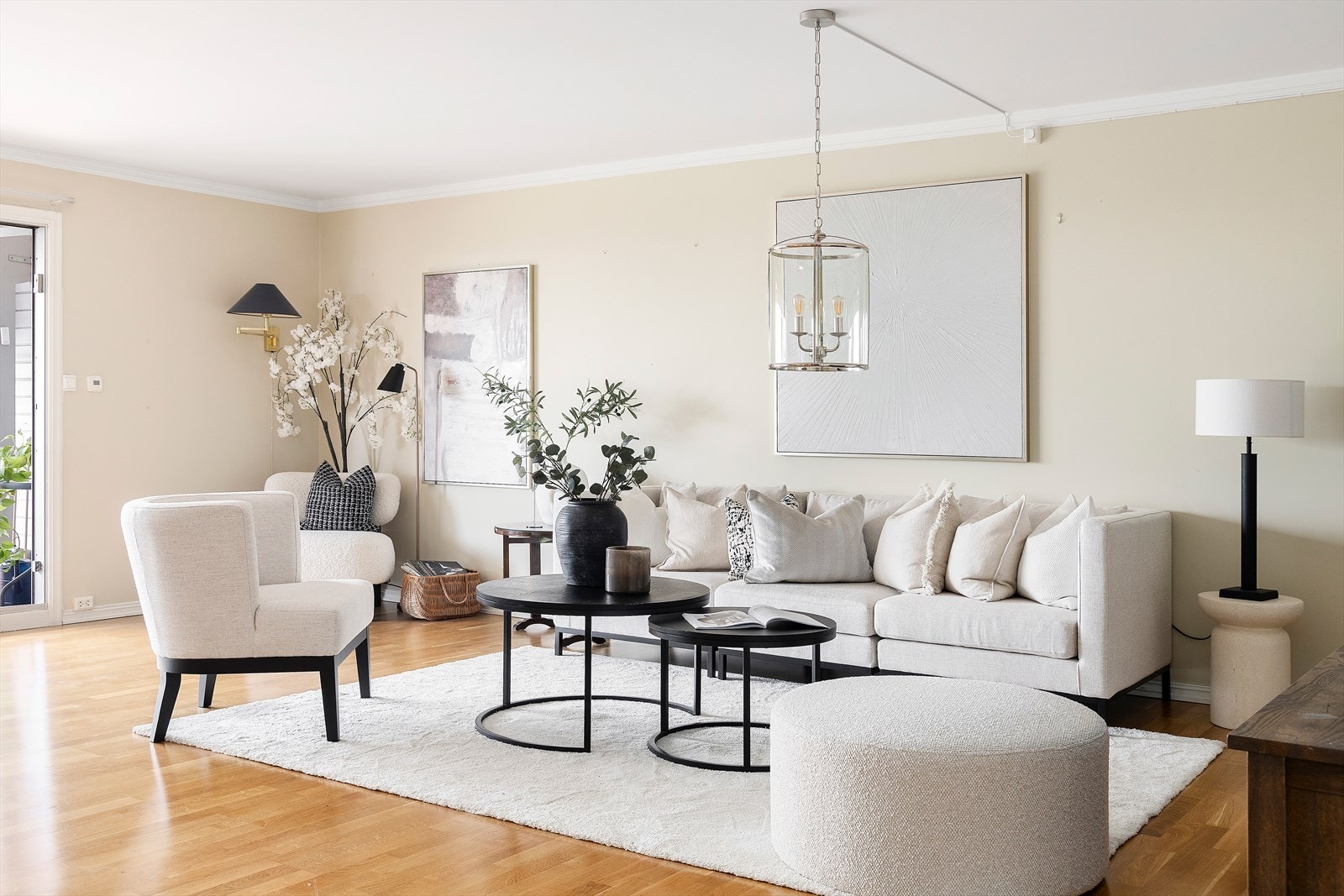 En lys og pen 4-roms terrasseleilighet med fjordutsikt. Kjøkken og bad fra 2023/24. Galleribilde