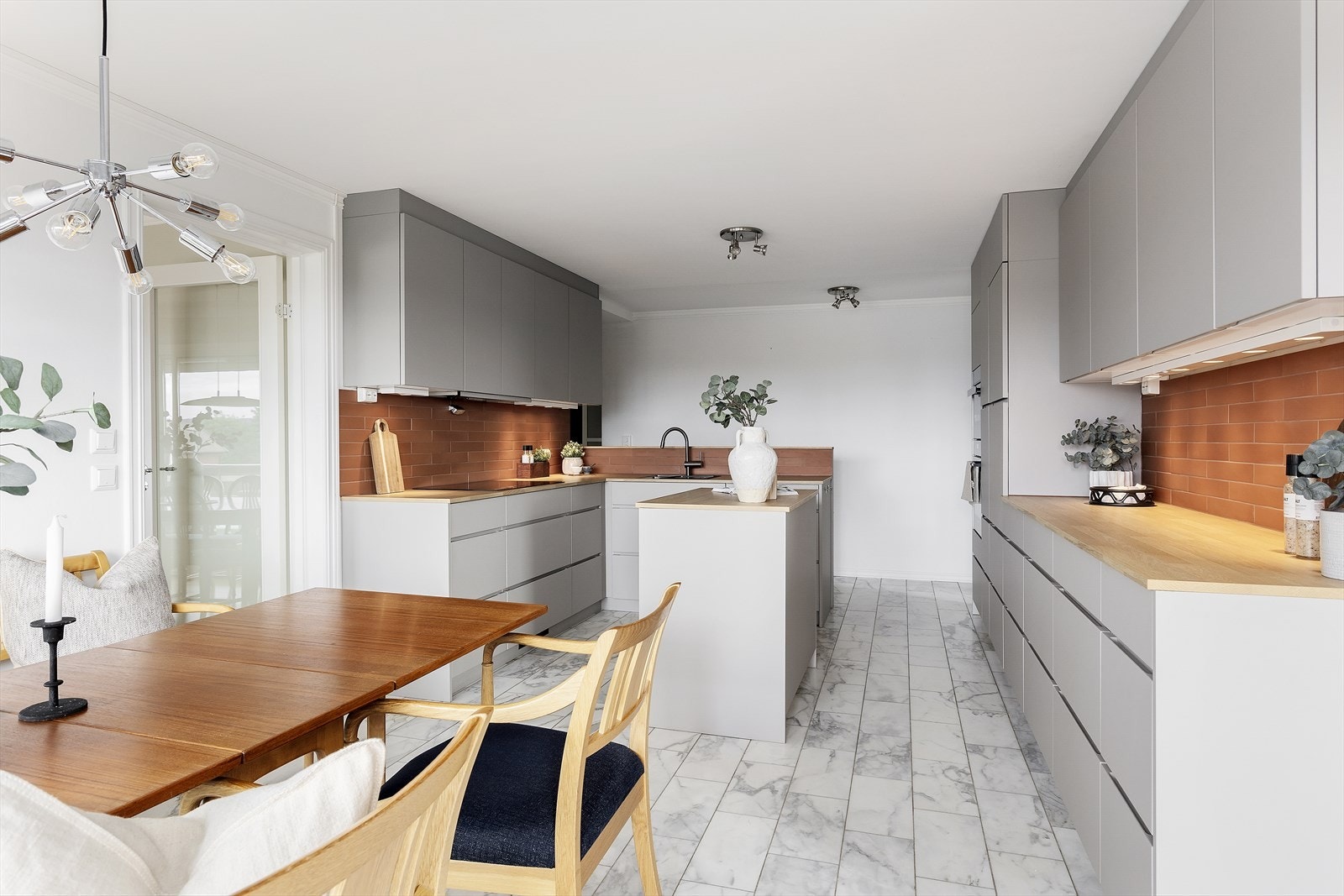 Kjøkkenet er nytt fra 2024 og er levert av Kvik, med moderne, glatte grå fronter og innfelte håndtak. Galleribilde