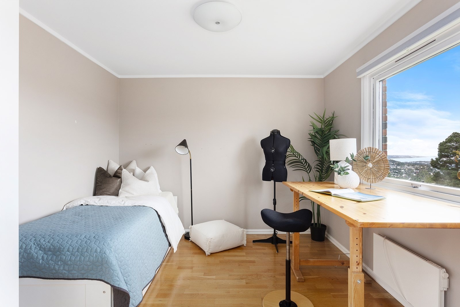 Boligens andre soverom er også av god størrelse med god plass til dobbeltseng og tilhørende soveromsmøblement. Galleribilde