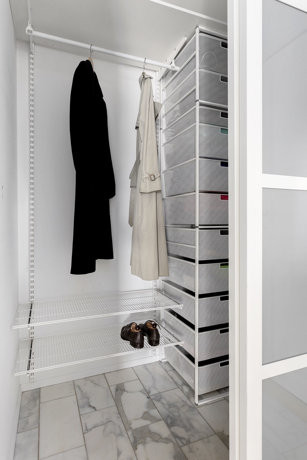 Romslig skyvedørsgarderobe med god plass til oppbevaring av yttertøy og sko. Galleribilde