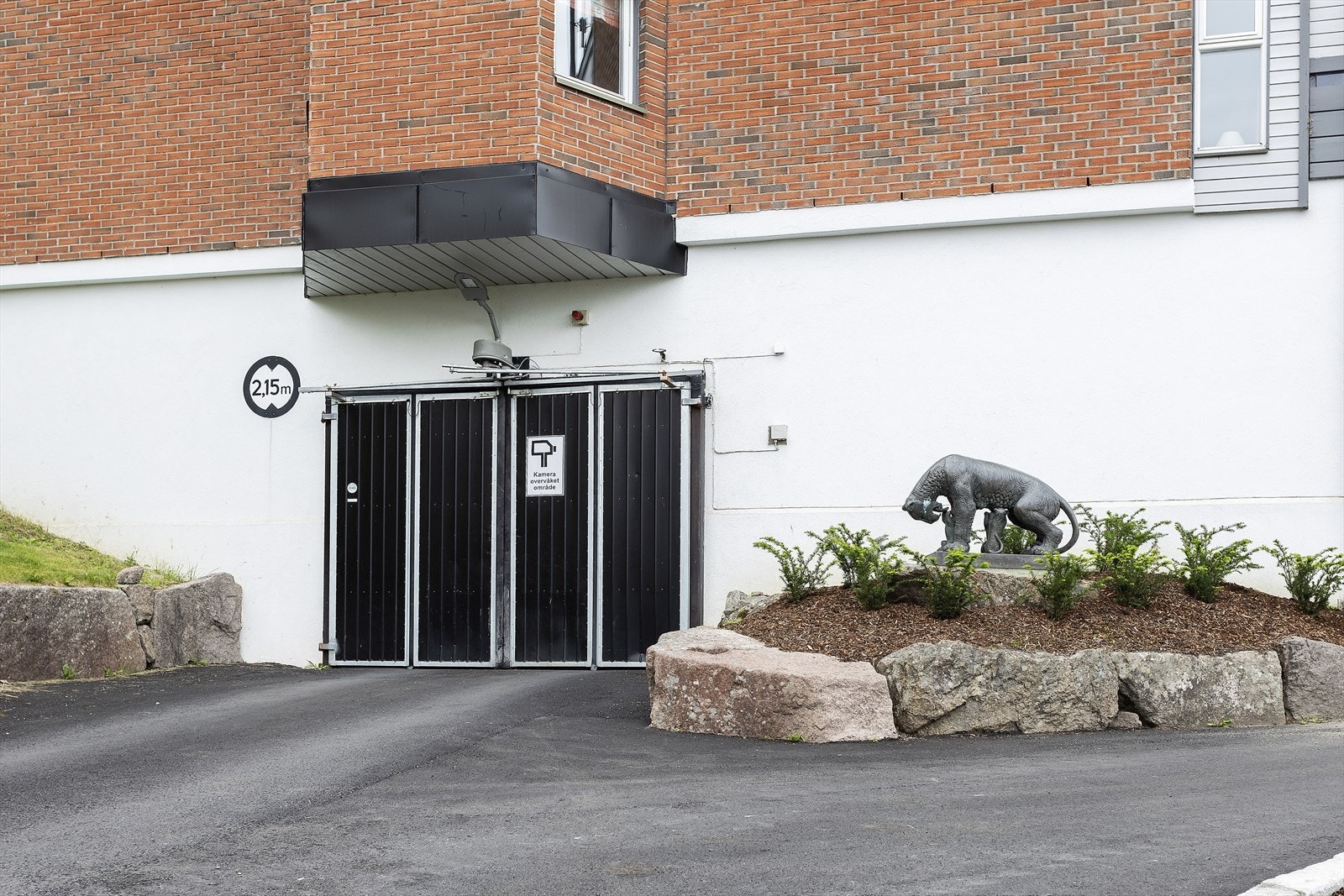 Medfølger en garasjeplass med elbil-lader. Galleribilde