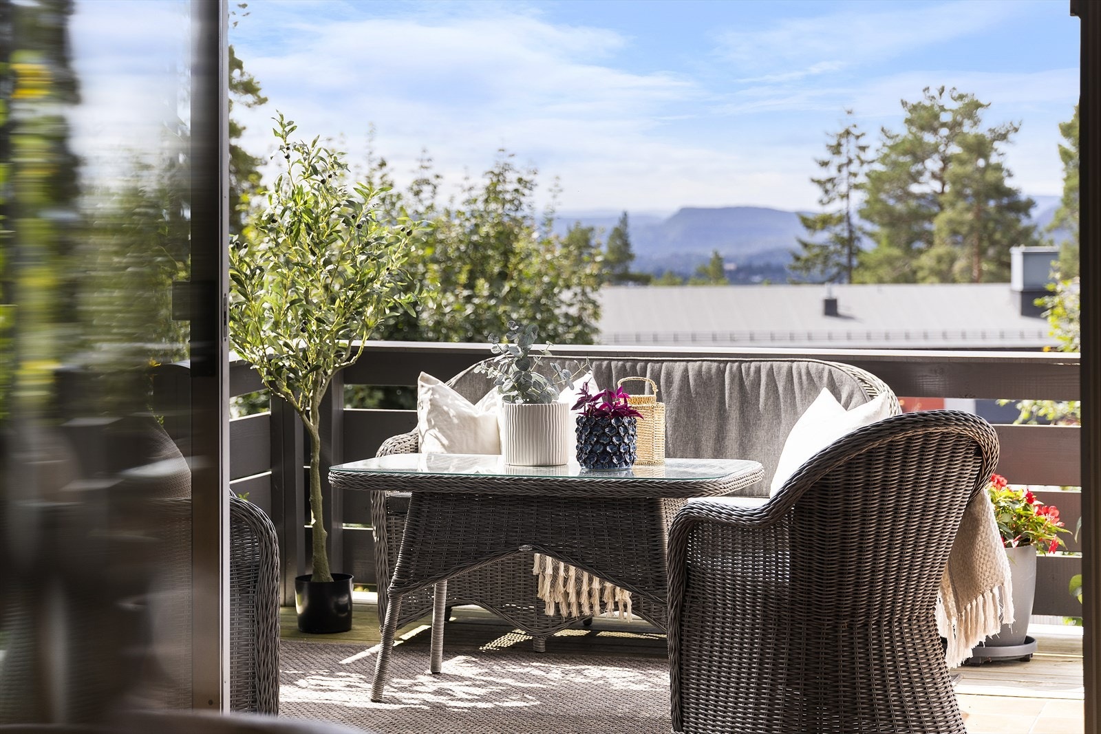 Det er også en utvendig bod på ca. 2 kvm. Utsikten er nydelig og usjenert. Galleribilde