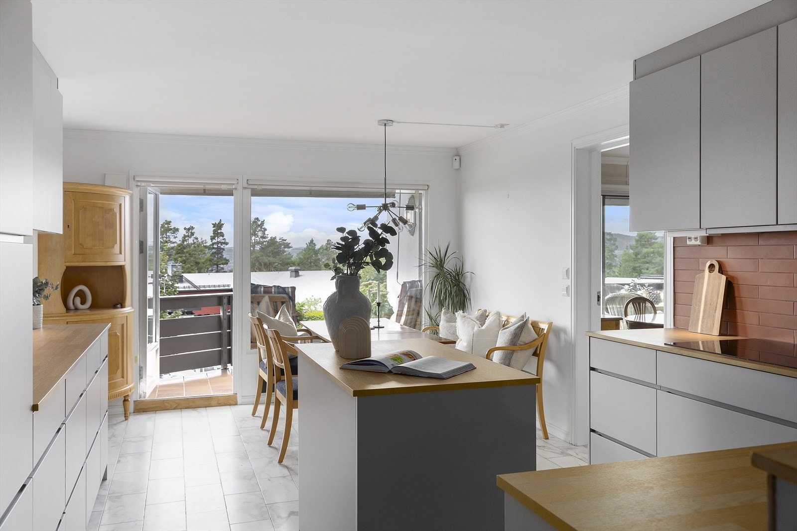 Kjøkkenet har også utgang til boligens terrasse. Galleribilde