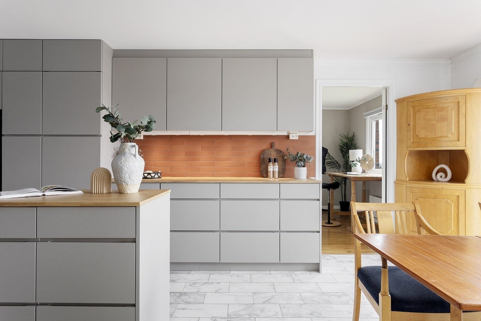 Her er det rikelig med skap- og benkeplass - perfekt for hobbykokken! Galleribilde