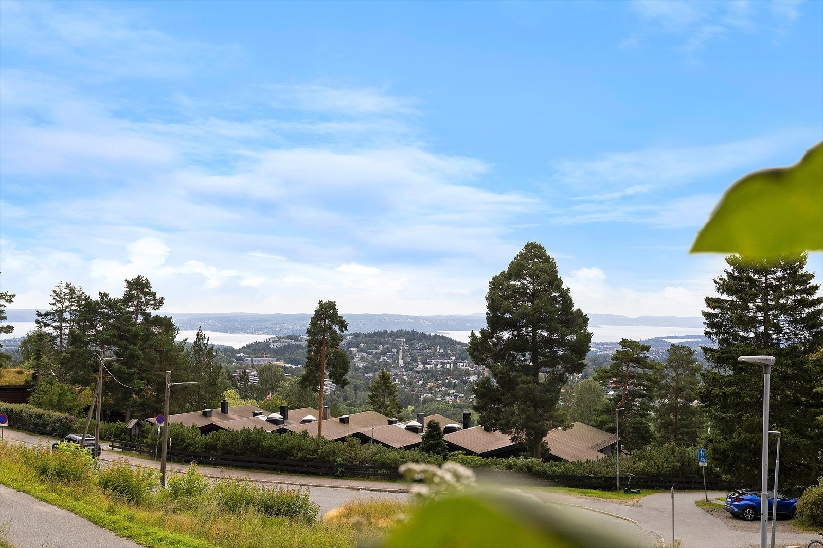 Upåklagelig utsikt over fjord og by. Galleribilde