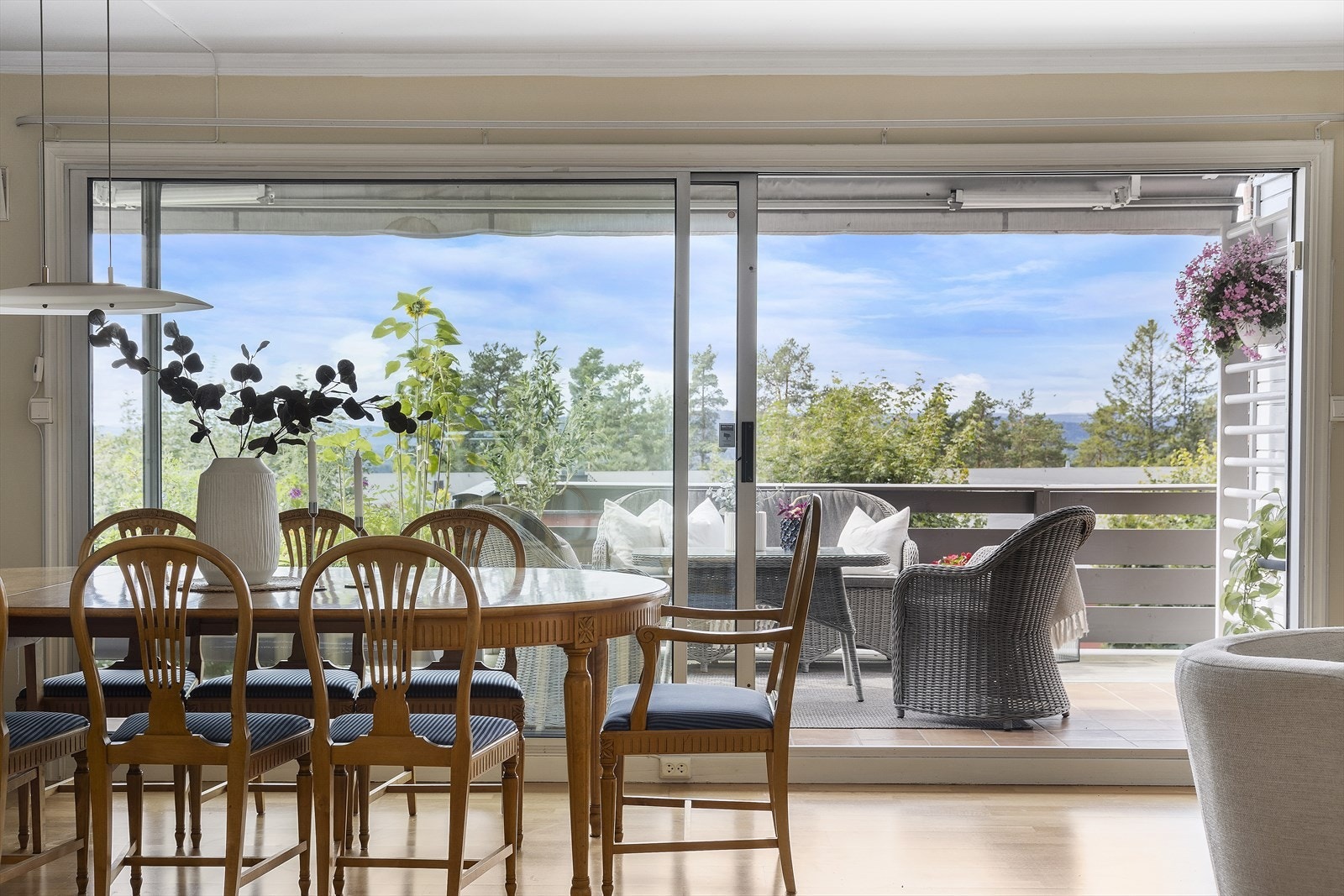 Utgang til boligens terrasse via stuen. Galleribilde