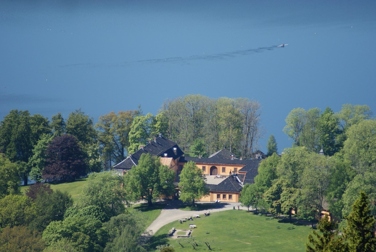 Kort vei til Bogstad gård. Galleribilde