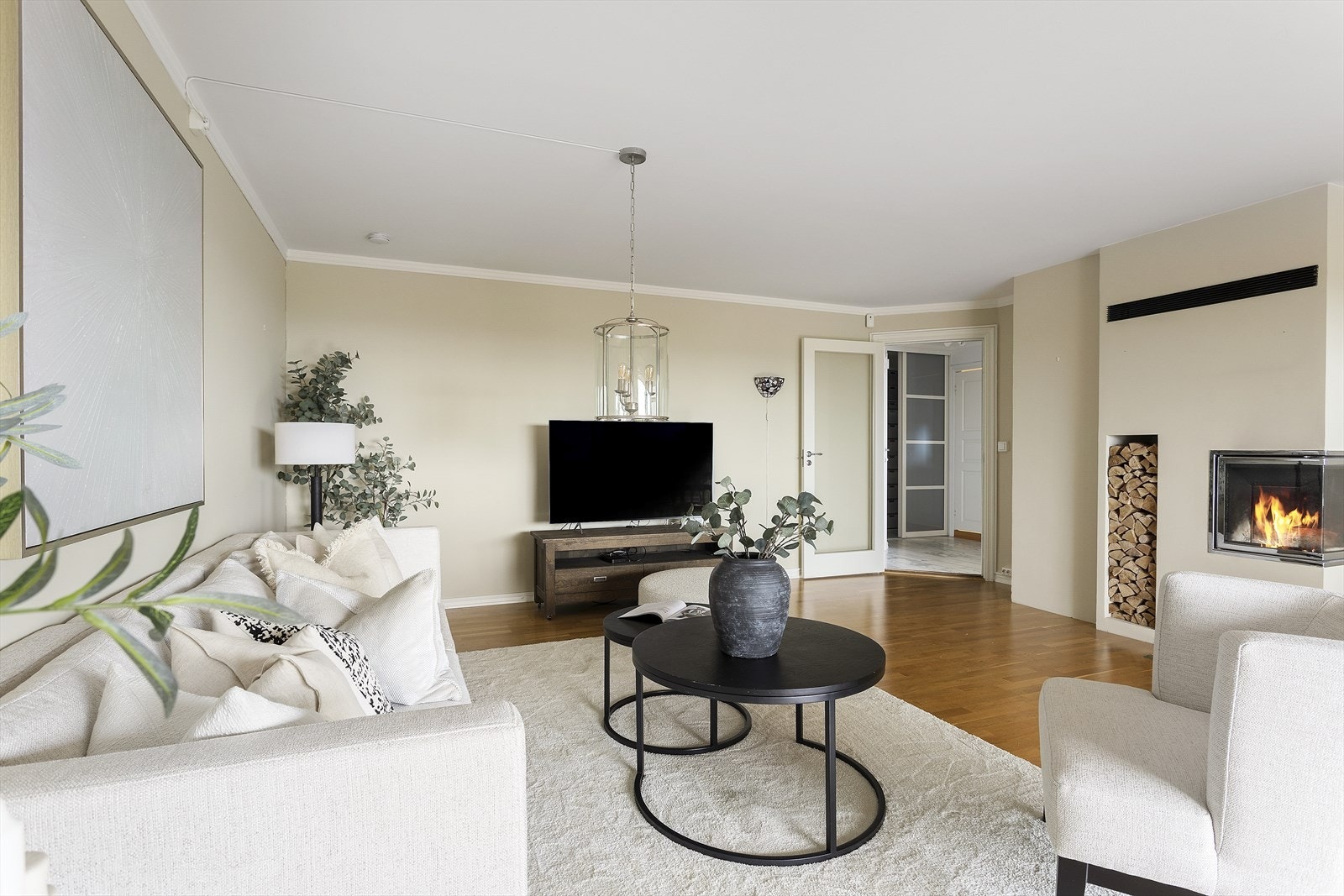 Romslig og stor stue med plass til flere gode soner. Galleribilde