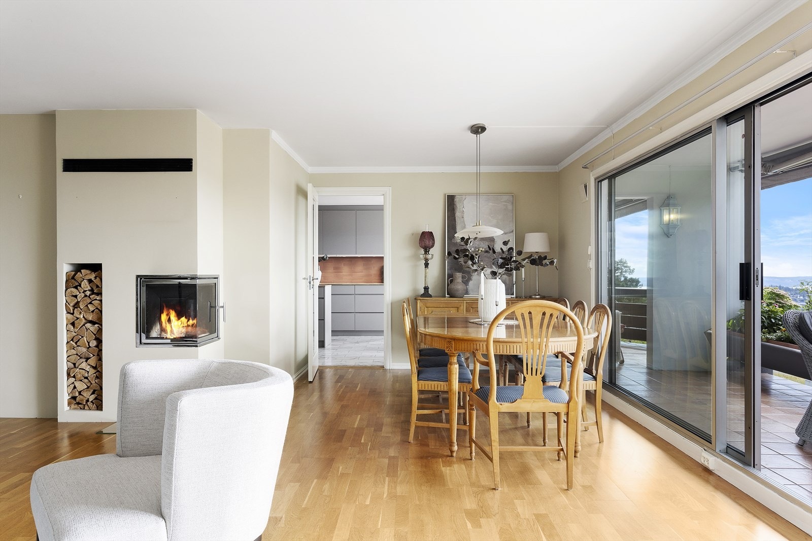 God plass til en sone med et stort spisebord som kan romme mange gjester! Galleribilde