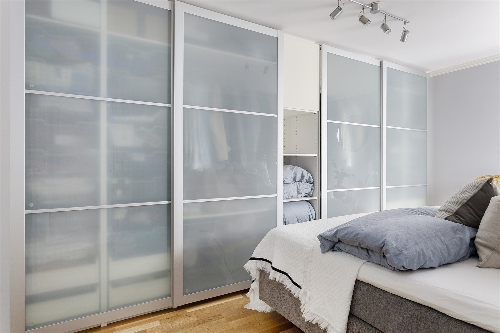 Hovedsoverommet er utstyr med to store skyvedørsgarderober som sikrer svært god oppbevaring. Galleribilde