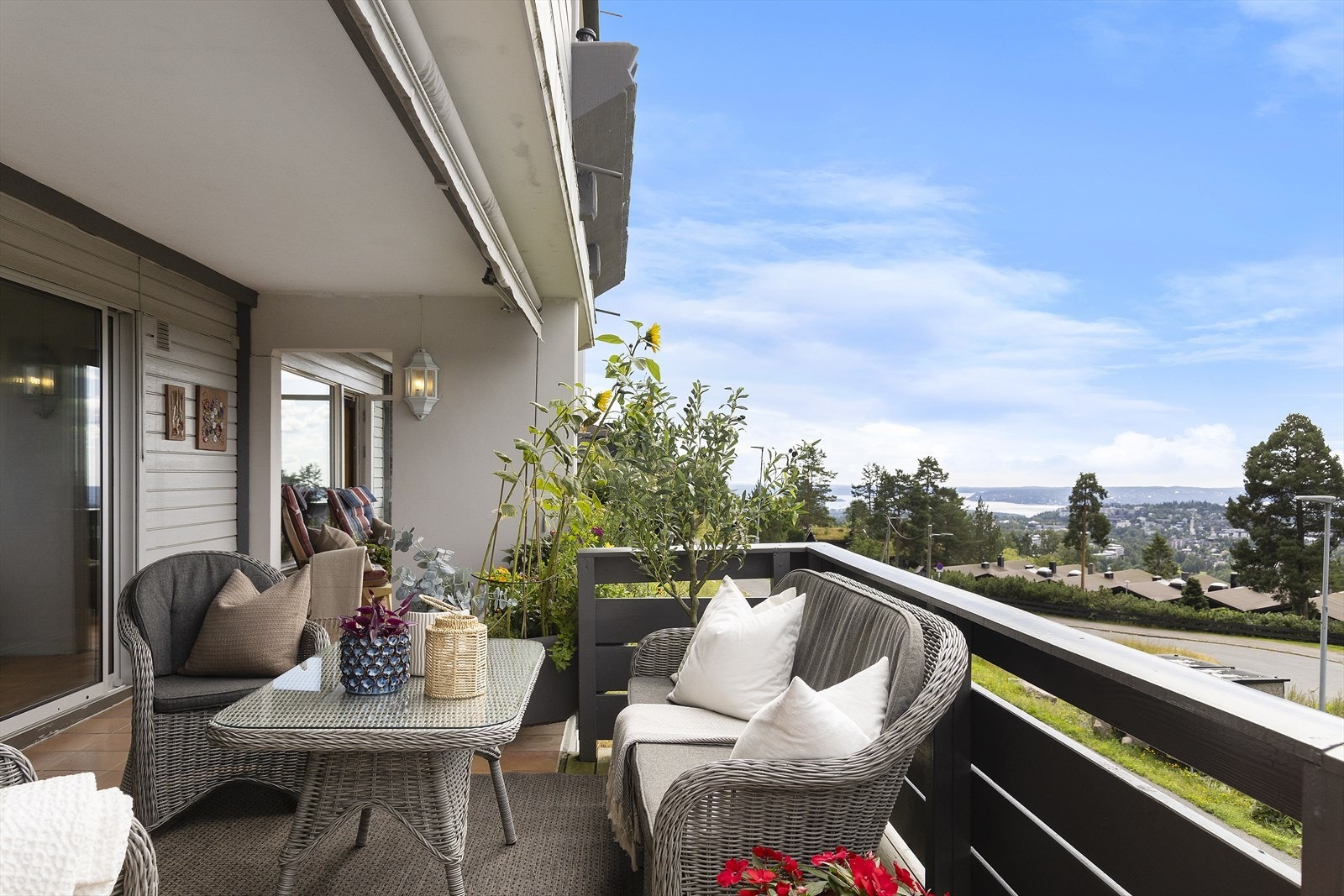 Terrassen har god plass til både spisegruppe, sittegruppe og grill - perfekt for sosiale sammenkomster. Galleribilde