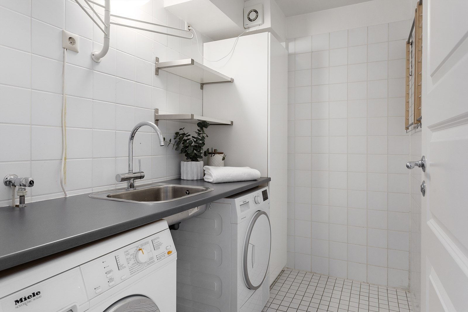 Ditt helt eget vaskerom. Perfekt for deg som liker orden og system. Vegghengt tørkestativ gir ekstra funksjonalitet. Galleribilde