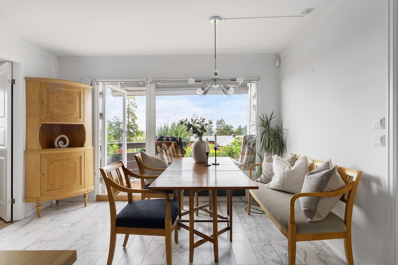 God plass til en spisegruppe til på kjøkkenet. Perfekt for familiemiddager og uformelle selskap! Galleribilde