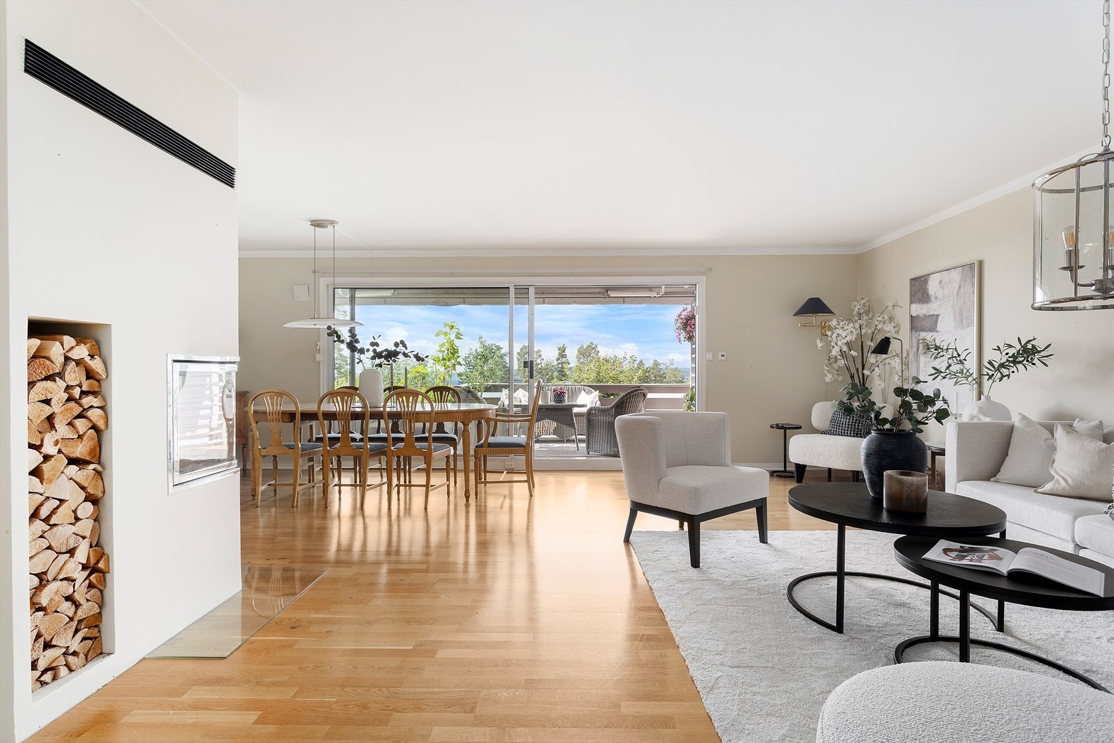 Meget barnevennlig beliggenhet med bilfri skolevei til Grindbakken skole/barnehage i umiddelbar nærhet. Garasjeplass m/el og flott utsikt. Galleribilde