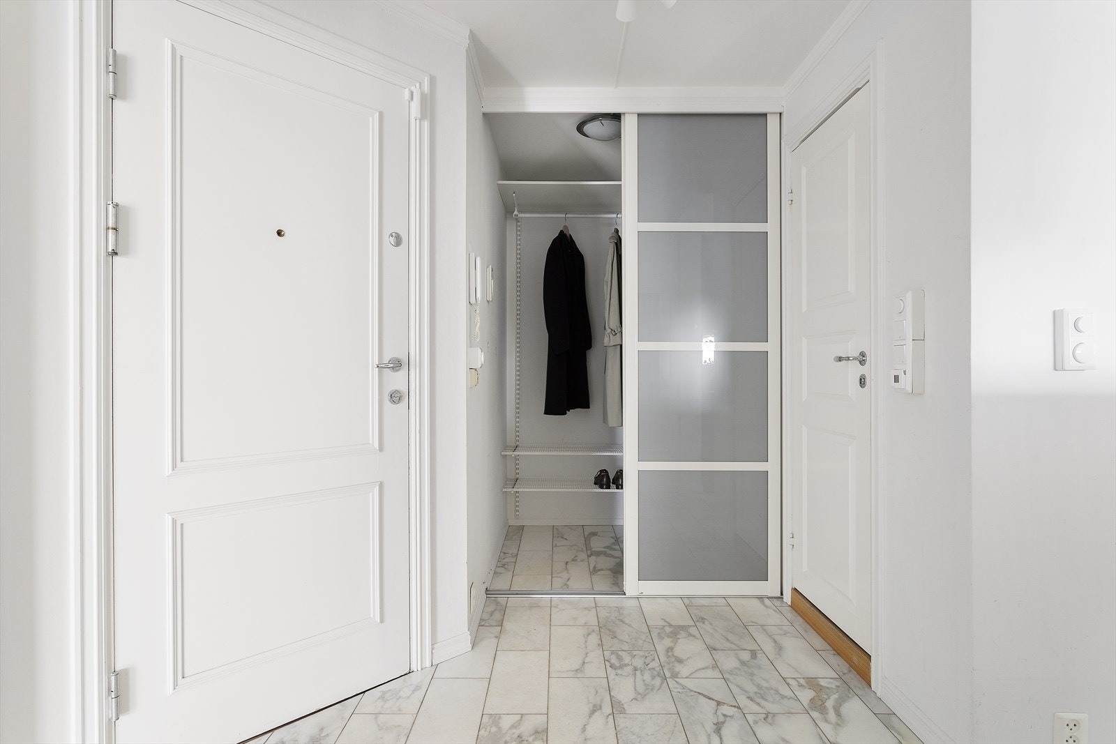 Velkommen inn! Her blir du møtt av en lys og romslig entré. Galleribilde