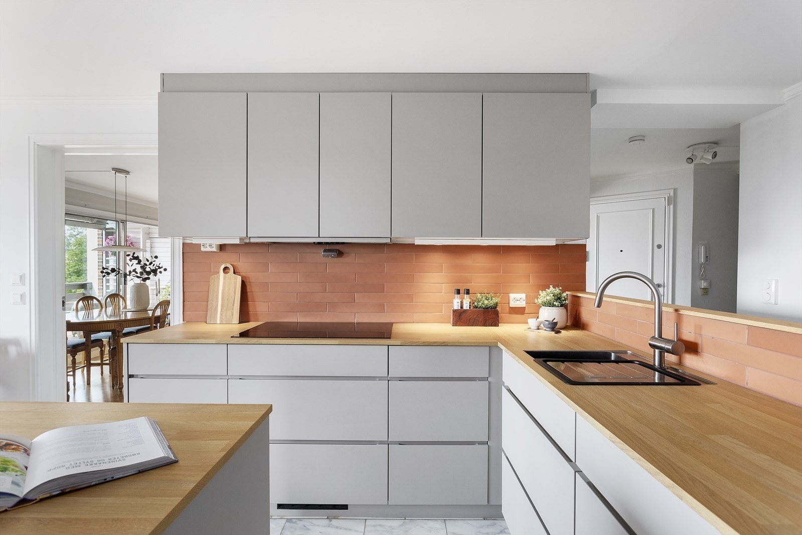 Benkeplaten er 20 mm tykk laminat med treimitasjon og har innfelt vaskekum i børstet stål. Galleribilde