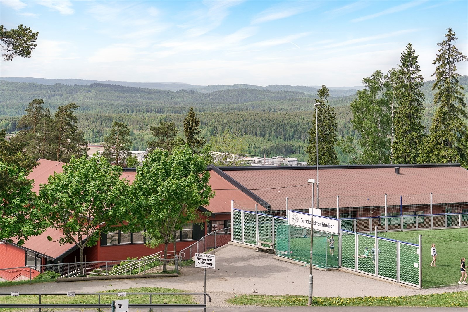 Grindbakken skole rett ved. Galleribilde