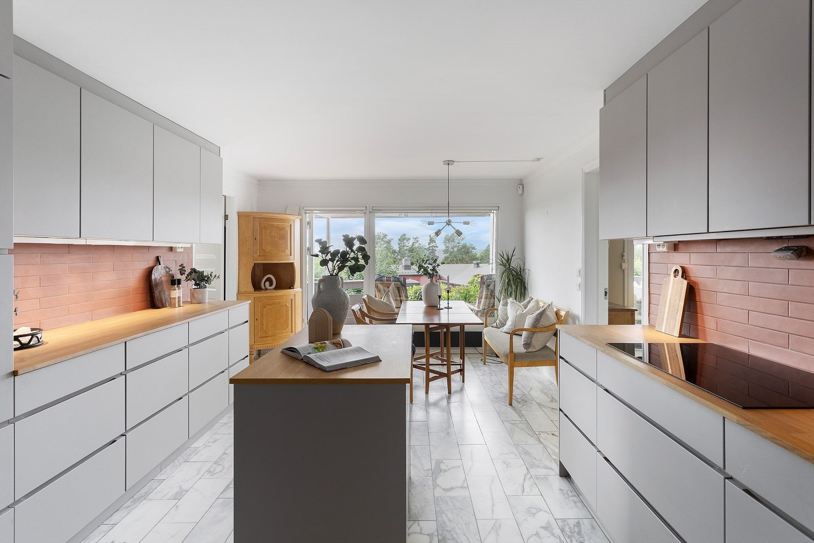 Integrerte hvitevarer inkluderer kjøleskap, oppvaskmaskin, stekeovn, induksjonstopp, mikrobølgeovn/kombiovn og benkefryser. Galleribilde