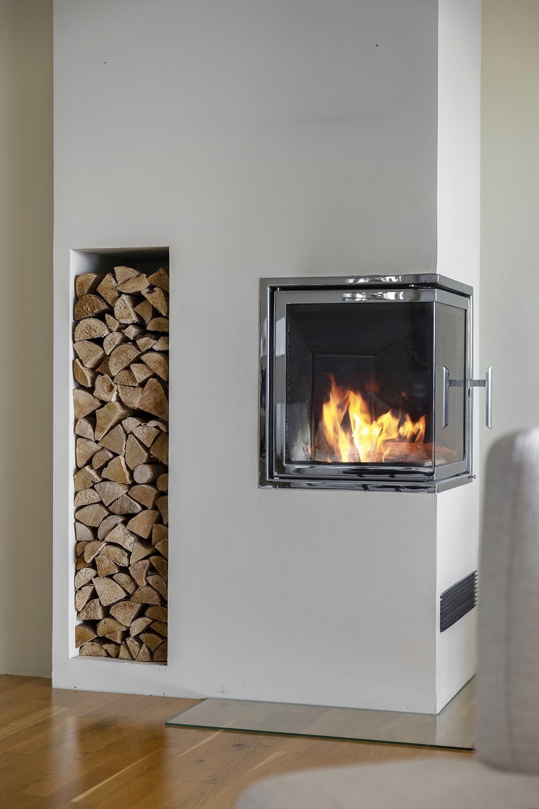 Peis gir ekstra hygge og varme i boligen og har en praktisk tilrettelagt nisje for vedoppbevaring. Galleribilde