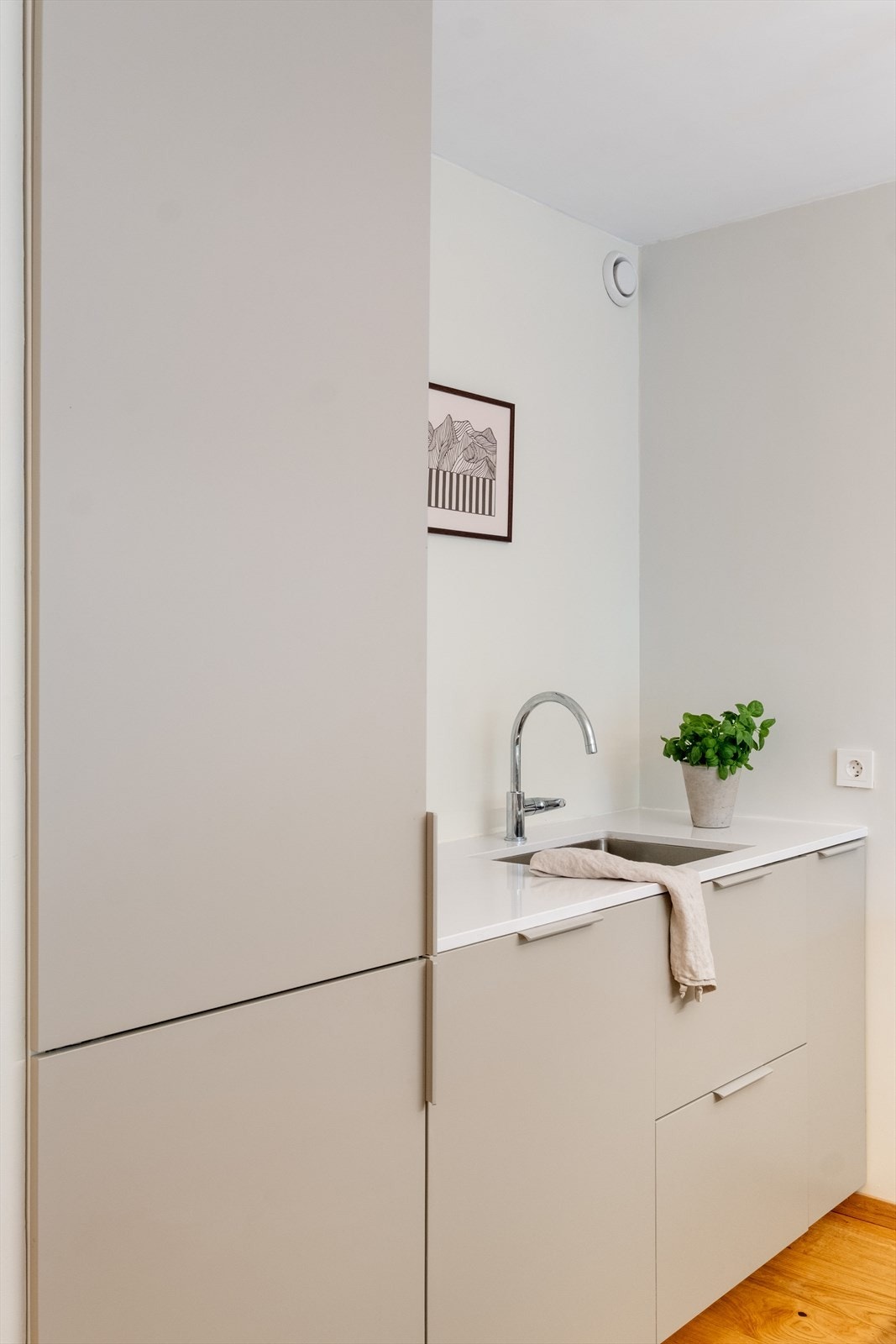 Den eksklusive benkeplaten i kompositt med underlimt stålkum og elegant ett-greps blandebatteri setter et delikat preg på rommet Galleribilde