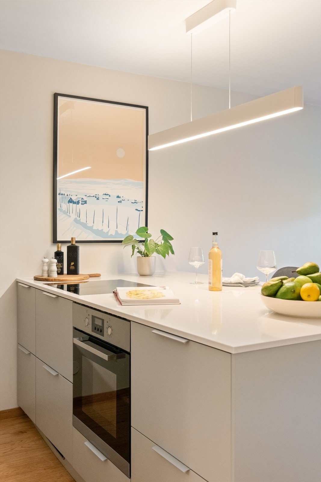 Innredningen fra IKEA har slette, tidløse fronter, og den smarte halvåpne kjøkkenøya gir både ekstra arbeidsplass og en sosial sone for måltider og samvær Galleribilde