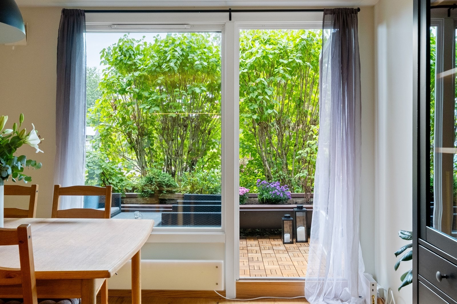 De store vindusflatene gir rikelig med naturlig dagslys Galleribilde