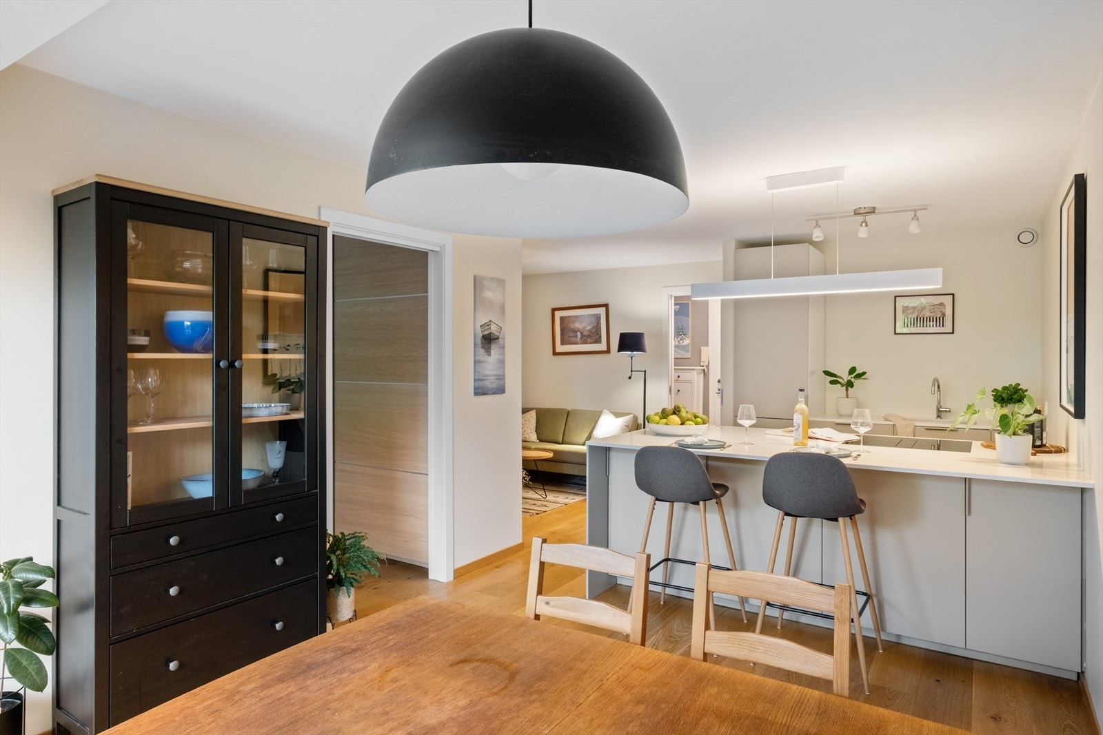 I dag er spiseplassen praktisk plassert ved utgangen til terrassen, men rommet kan enkelt møbleres annerledes etter behov - noe som gir stor fleksibilitet i bruk Galleribilde